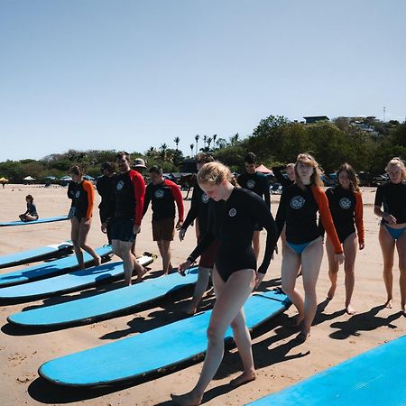 Hotel Iguana Surf Camp Tamarindo Exterior foto