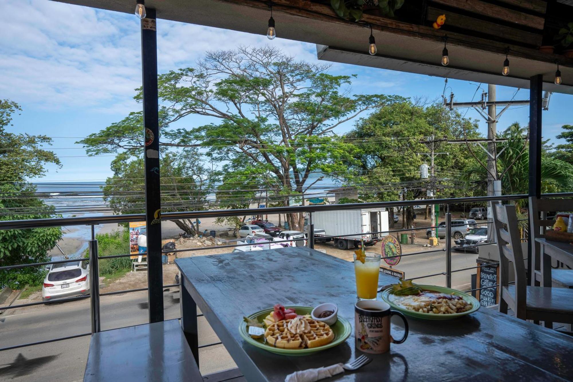 Hotel Iguana Surf Camp Tamarindo Exterior foto