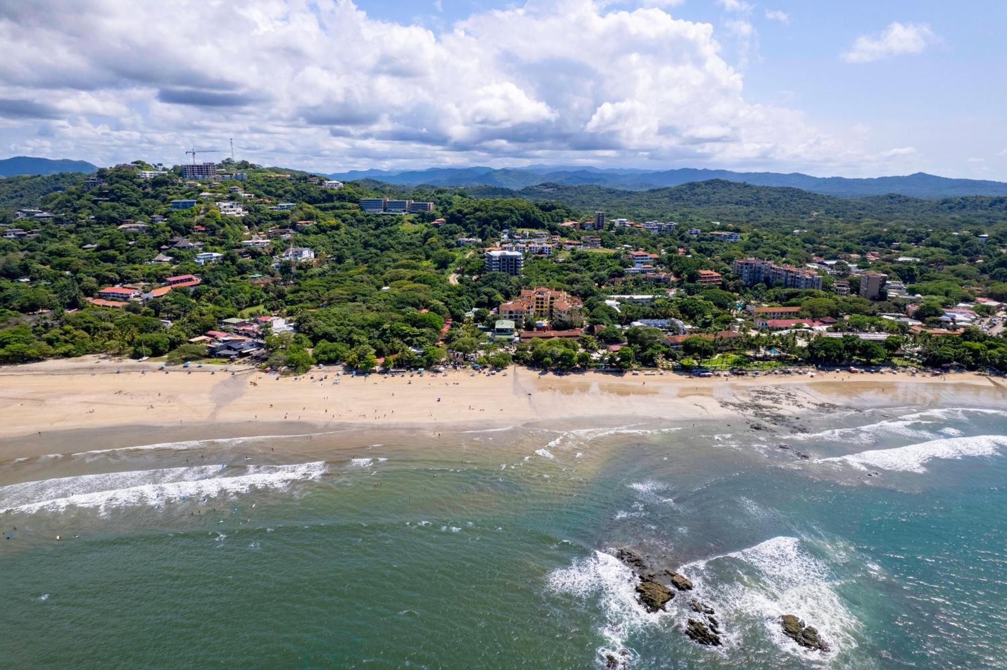 Hotel Iguana Surf Camp Tamarindo Exterior foto
